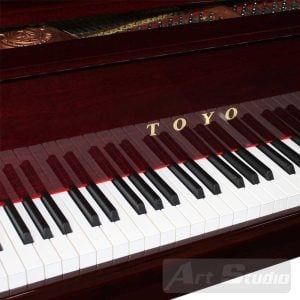 פסנתר כנף יפני 148 סמ TOYO JAPAN דגם NA148WP אורך 148 ס”מ: רגליים צ’יפנדל, מהגוני חום, איכות ויוקרה