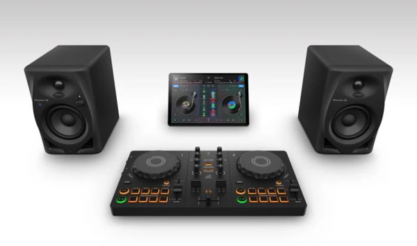 DDJ FLX2 CGI Set 6 djay tablet 3000x1779 c075b7df 9498 446c 904d 38b02afaeab2