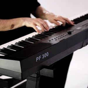 פסנתר חשמלי 88 קלידים שקולים ORLA PF-300 – אורלה PF300 עם סאונד מקצועי, רגישות למגע, בלוטות’ ורמקולים מובנים