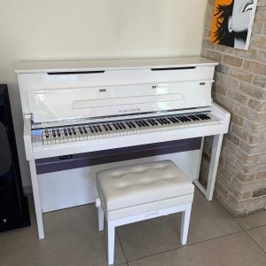 פסנתר חשמלי עומד Pearl River F-83 לבן – פסנתר דיגיטלי מקצועי עם קלידי עץ וסאונד אקוסטי מתקדם