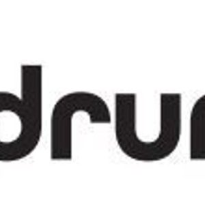 כיסא תופים הידראולי מתכוונן HDT-500 מבית GDRUMS – מושב אופנוע מרופד, נוחות מקסימלית ויציבות לנגינה מקצועית