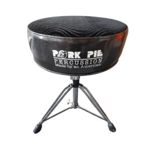 כיסא תופים קטיפה שחור גלי – Pork Pie Percussion | מושב פרימיום, בסיס כפול וגובה מתכוונן