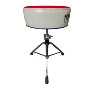 כסא תופים קטיפה אדום גלי – Pork Pie Percussion | ארגונומי בסיס כפול, גובה מתכוונן ועיטוף לבן