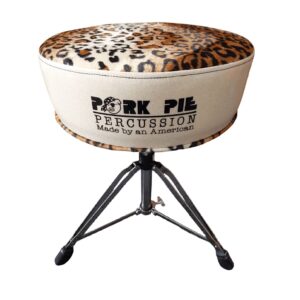 כיסא תופים נמר קטיפה – Pork Pie Percussion | עיטוף לבן, בסיס כפול וגובה מתכוונן