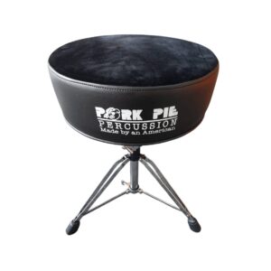 כסא תופים קטיפה שחור – Pork Pie Percussion | ארגונומי, בסיס כפול וגובה מתכוונן
