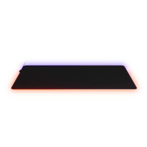 משטח עכבר גיימינג SteelSeries QcK Prism Cloth RGB 3XL – 1220×590×4 מ״מ, בד מיקרו־ארוג, תאורת RGB PrismSync ובסיס גומי נגד החלקה