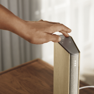 פתרון לחללים קטנים Beosound Emerge רמקול Wi-Fi חכם וקומפקטי עם סאונד רחב, עיצוב מינימליסטי וצליל באס עמוק –