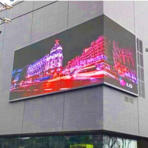 מסך LED קבוע חיצוני P4 ברזולוציה גבוהה עם הגנה IP65, בהירות 5500-6500 mcd ויכולת עבודה בתנאי שטח