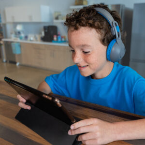 אוזניות ילדים JLab JBuddies Studio 2 – אלחוטיות וחוטיות 2-ב-1 עם הגבלת עוצמה 85/95 דציבל, Bluetooth 5.3 וסוללה עד 70 שעות