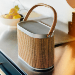רמקול אלחוטי Beosound A5 נייד ועוצמתי | רמקול Bluetooth ו-WiFi בעיצוב סקנדינבי | סאונד 360°, באס עוצמתי, עמיד למים ואבק | חיי סוללה ארוכים וטעינה אלחוטית