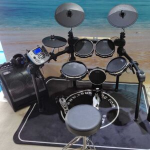 מערכת תופים עם כפתור מדיטציה SD220 של SOUNDKING עם 5 תופים MESH, סנר דו איזורי, 3 מצילות עם CHOKE, חיבור USB ו-MIDI, תצוגת LCD 128X64, 458 קולות פרקשן ו-26 סטים מוגדרים מראש