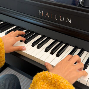 פסנתר דיגיטלי מתקדם עם מסך מגע 5″ ומקלדת VPAS‑IV – Hailun PIANOVA