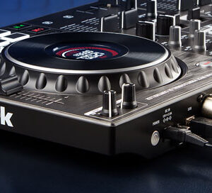 קונטרולר DJ 4 ערוצים עם תצוגת ג׳וג ויציאות XLR – Numark NS4FX