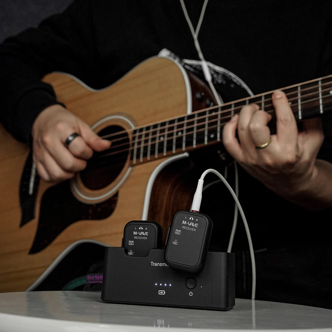 מוניטור In-Ear אלחוטי 2.4GHz לזוג נגנים – M‑VAVE WP‑12 6 M-VAVE WP-12 לשימוש חי – ניטור אישי בזמן אמת עם גיטרה אקוסטית