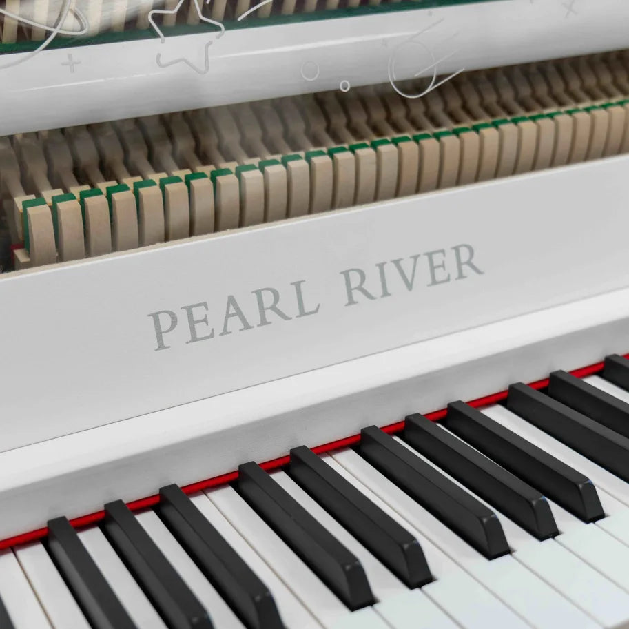 פסנתר אקוסטי אמיתי לילדים 61 קלידים – Pearl River UP95E לבן 2 פסנתר ילדים Pearl River UP95E לבן – תקריב קלידים ופאנל קדמי שקוף