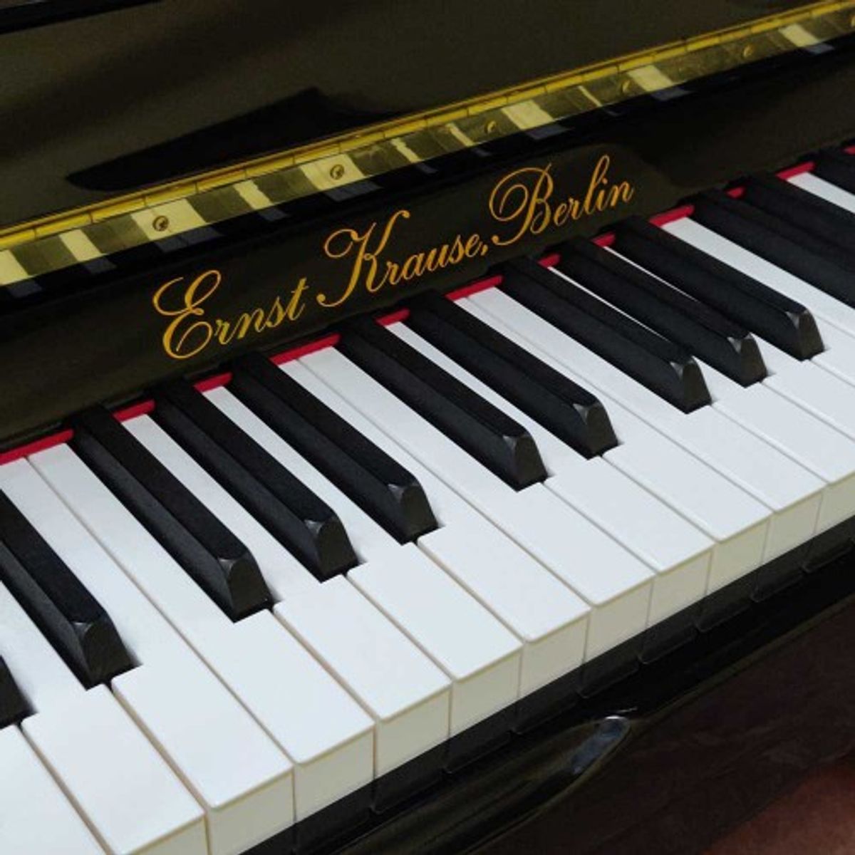 פסנתר Krause Berlin KRAUSE KT112-EP – פסנתר 112 ס״מ, שחור 4 פסנתר Ernst Krause 112ס"מ – לוגו