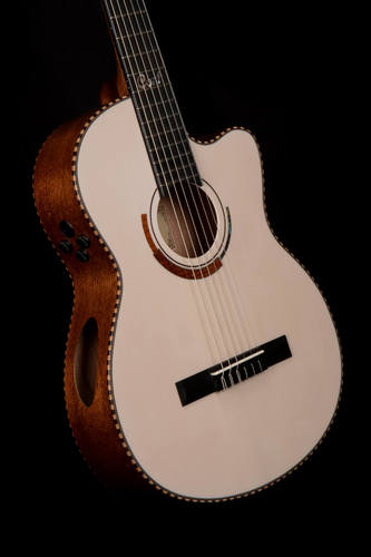 גיטרה קלאסית מוגברת CUTAWAY עם ארגז CORT Solencanto 2 גיטרה קלאסית מוגברת CORT Solencanto