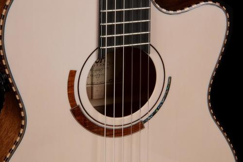 גיטרה קלאסית מוגברת CUTAWAY עם ארגז CORT Solencanto 3 גיטרה קלאסית מוגברת CORT Solencanto