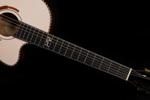 גיטרה קלאסית מוגברת CUTAWAY עם ארגז CORT Solencanto 4 גיטרה קלאסית מוגברת CORT Solencanto