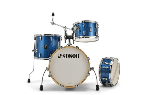 מערכת תופים סונור Sonor AQX Jazz 18" 4 חלקים גימור Blue Ocean Sparkle 1 מערכת תופים סונור AQX Jazz 18 אינץ' בגימור Blue Ocean Sparkle כחול נוצץ