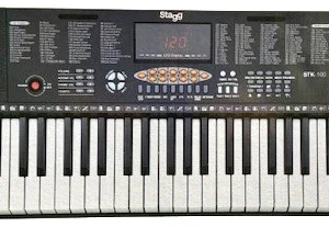 אורגנית לימוד לילדים ונוער Stagg STK-100 – אורגנית דיגיטלית 61 קלידים עם ליווי אוטומטי, מטרונום, מסך LCD, יציאת אוזניות וכניסת מיקרופון
