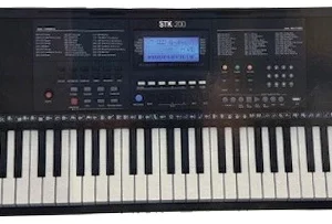 אורגנית עם כניסת פדל ססטיין Stagg STK-200 – אורגנית 61 קלידים רגישים למגע עם חיבור מידי, נגן MP3 ומטרונום מובנה