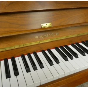 פסנתר מדגם 121M בגימור Walnut Satin