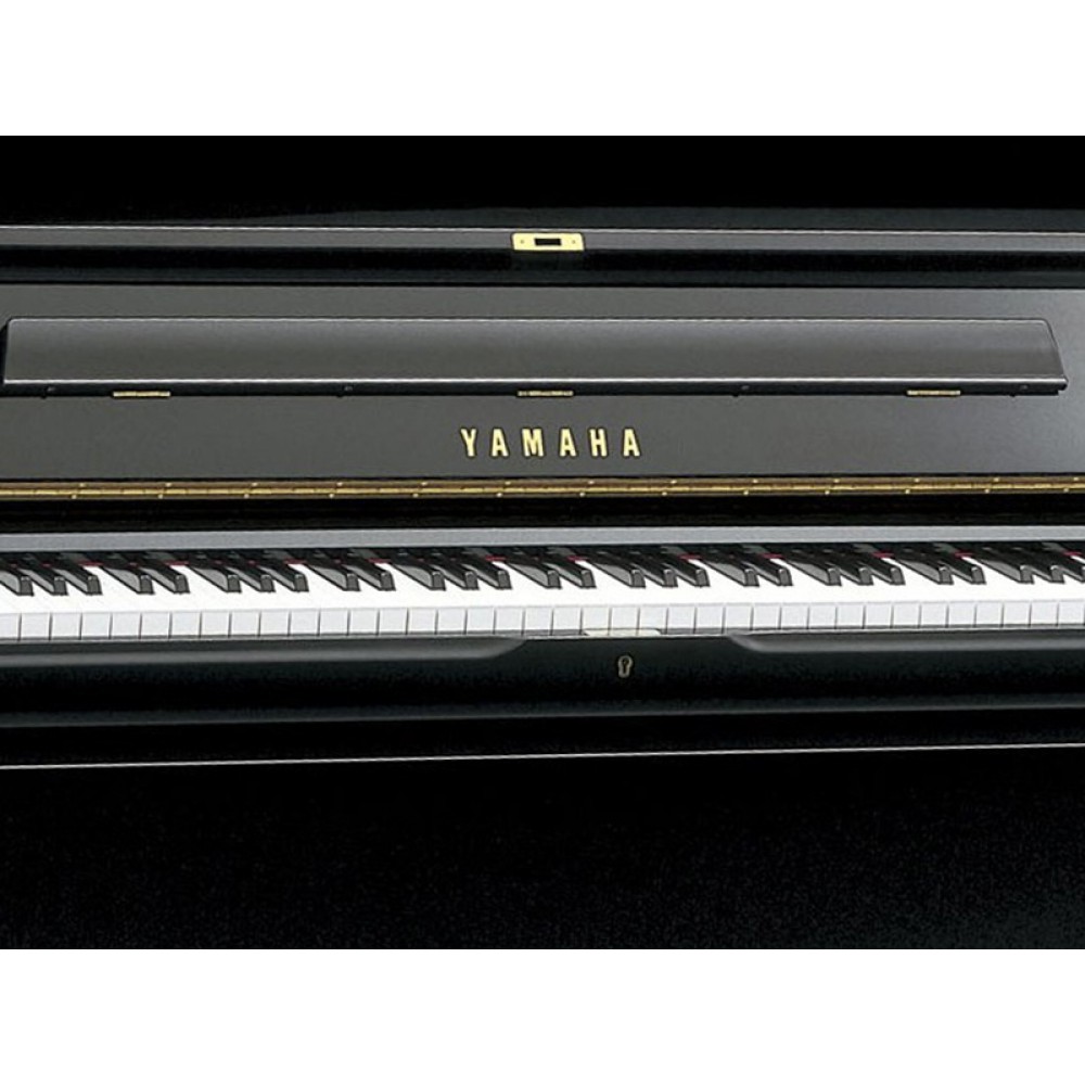 פסנתר Yamaha UX – פסנתר Yamaha UX 2 פסנתר Yamaha UX-3 - תקריב מקלדת ולוגו