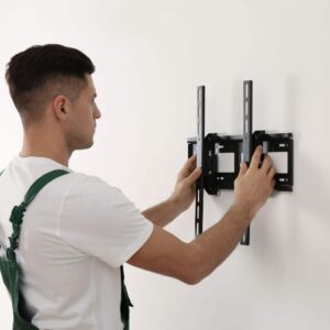 התקנת טלוויזיה 32″-49″ (ללא מתקן) — שירות מקצועי עד הבית
