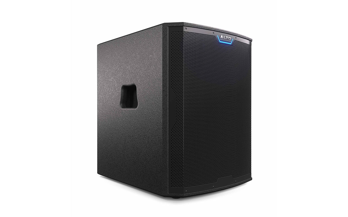 סאב וופר מוגבר Alto Professional TS18S – 18 אינץ׳, 2500W ו‑137dB 1 סאב וופר מוגבר Alto Professional TS18S במבט תלת־רבעי המציג את חזית הגריל, עומק המארז והידיות
