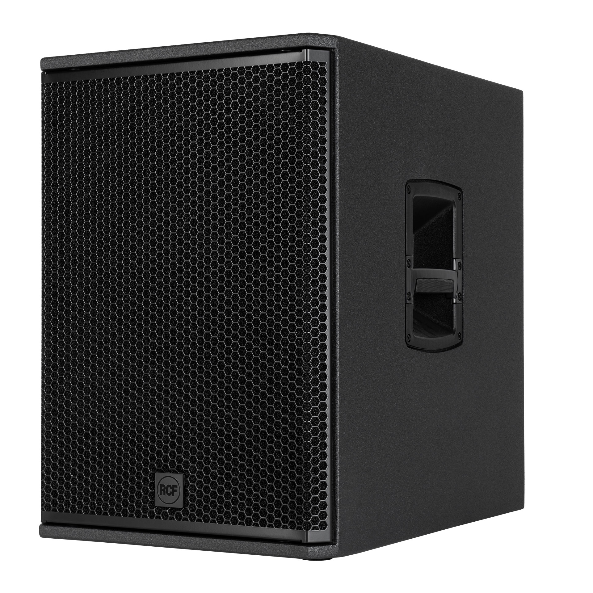 סאב וופר מוגבר RCF SUB 15-AS – 15 אינץ׳, 2200W 3 RCF SUB 15-AS מזווית חזית וצד שמאל עם ידית נשיאה