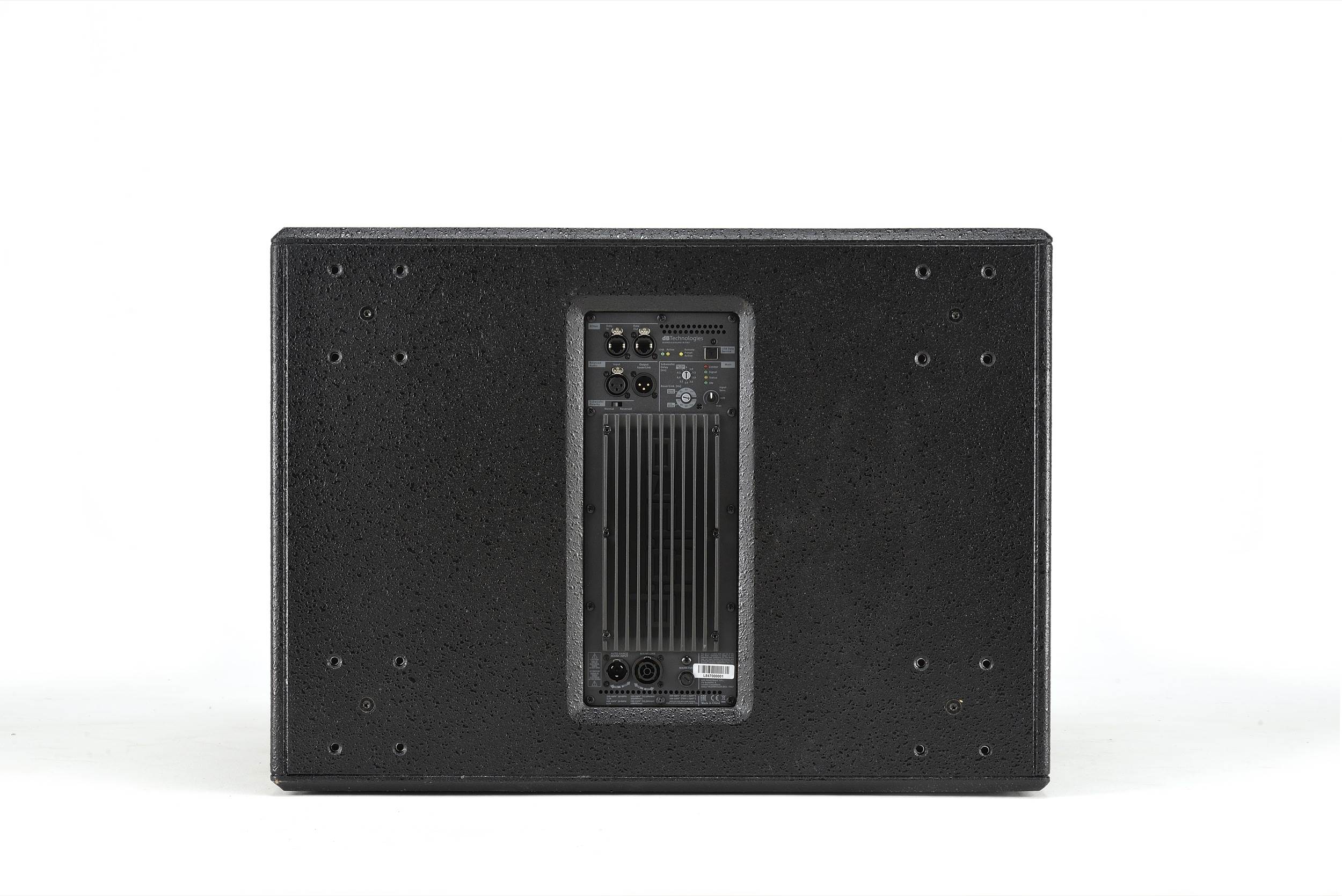 dB Technologies SUB 918 – סאב מוגבר 18 אינץ׳ 1800W עם RDNet 6 החלק האחורי של dB Technologies SUB 918 עם מגבר Digipro G3 ופאנל החיבורים