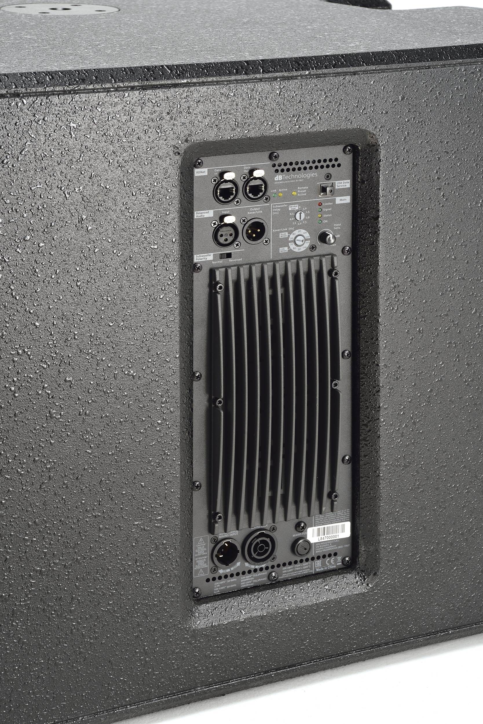 dB Technologies SUB 918 – סאב מוגבר 18 אינץ׳ 1800W עם RDNet 7 תקריב פאנל הבקרה האחורי של dB Technologies SUB 918 עם RDNet קרוסאובר דיליי ו-XLR