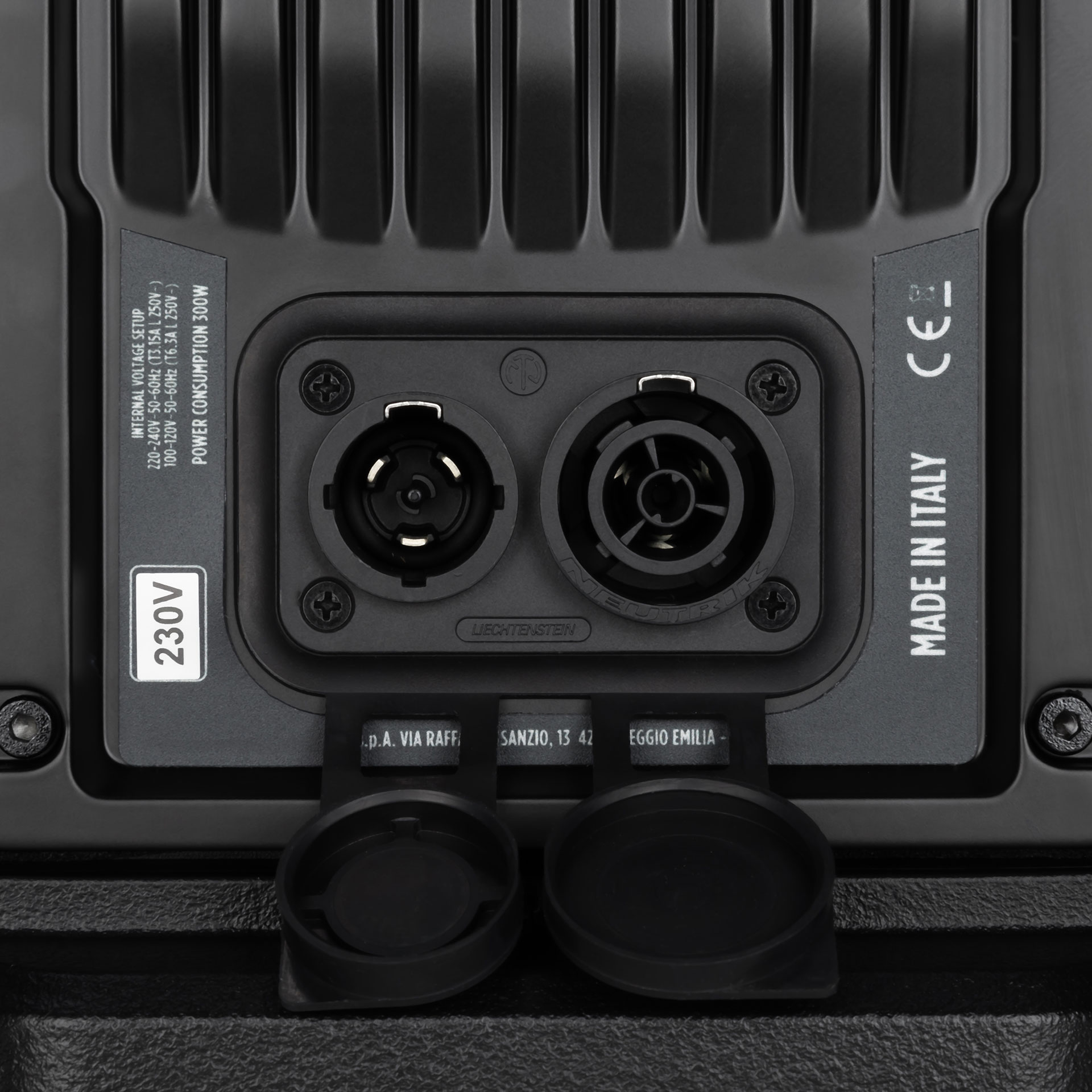 רמקול מוגבר RCF ART 945-A – 15 אינץ׳, 2100W ו־135dB 8 חיבורי החשמל PowerCON TRUE1 TOP ותג 230V של RCF ART 945-A