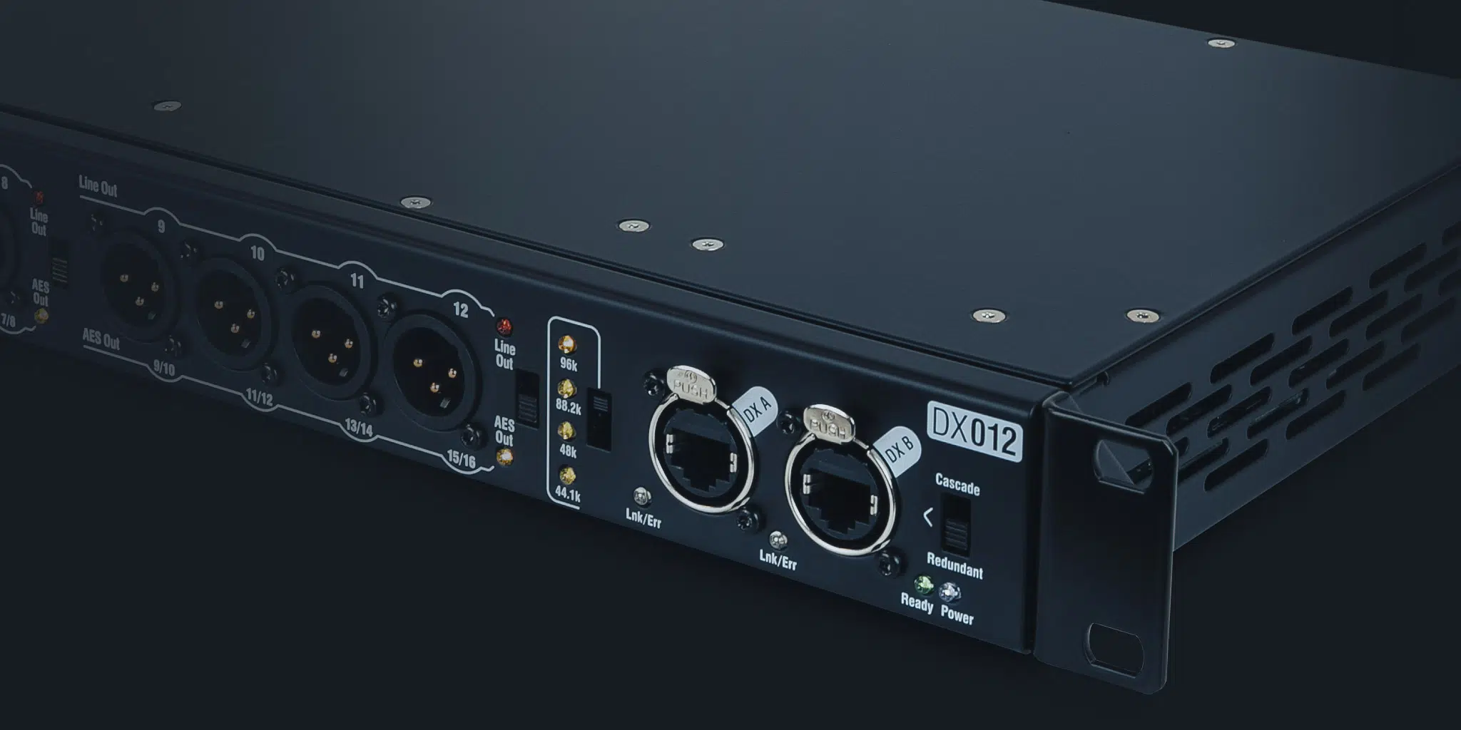 Allen & Heath DX012 – מרחיב יציאות 12×XLR ב־96kHz 1 מרחיב היציאות Allen & Heath DX012 במבט תלת־רבעי עם 12 יציאות XLR וחיבורי DX