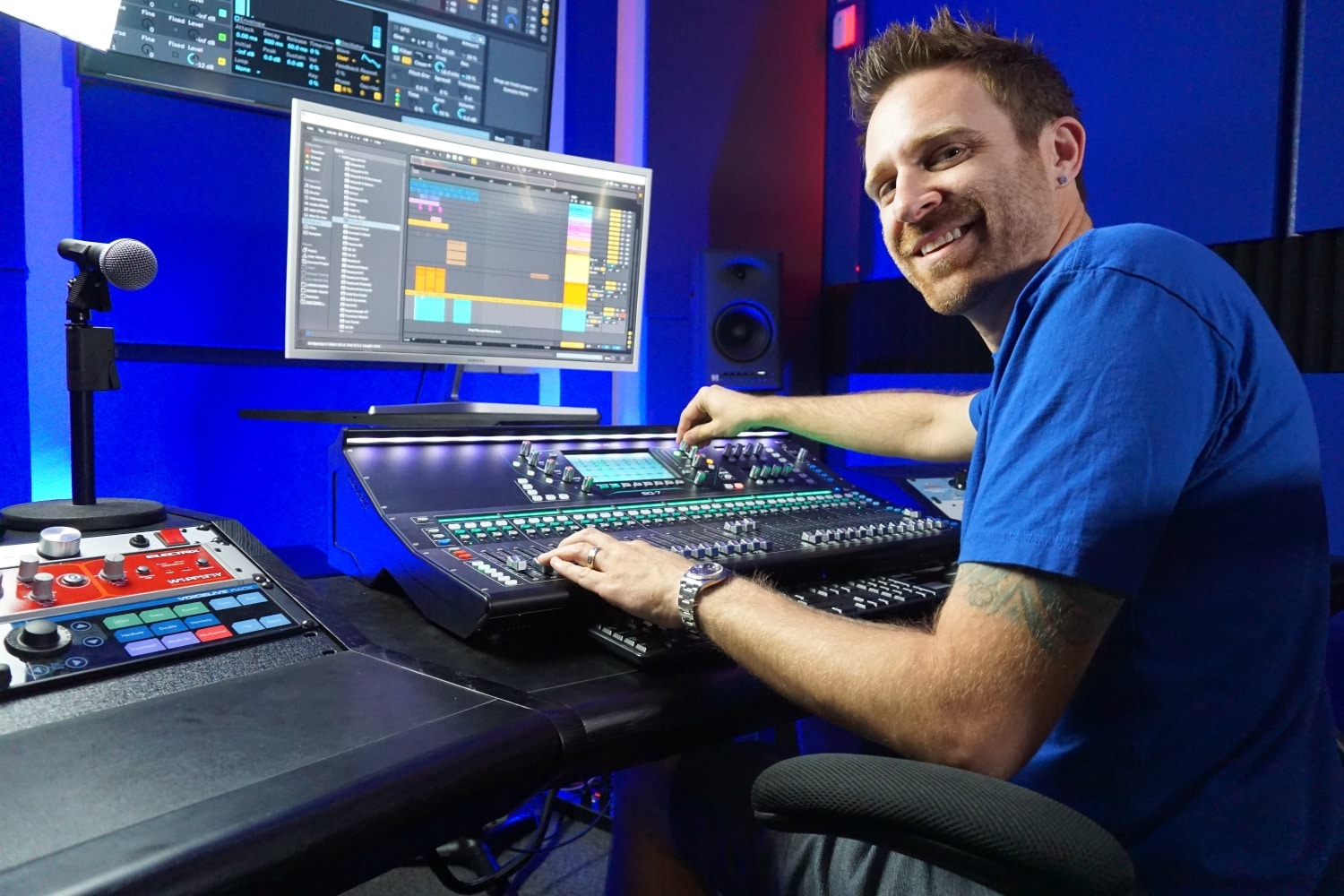 מיקסר דיגיטלי Allen & Heath SQ-6 4 Allen & Heath SQ-6 בעמדת אולפן והקלטה רב־ערוצית עם ממשק USB