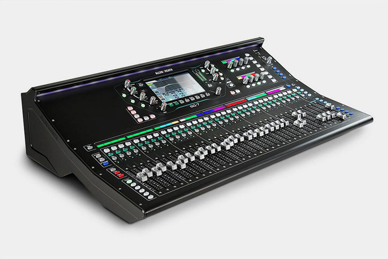 מיקסר דיגיטלי Allen & Heath SQ-7 – 48 ערוצים, 33 פיידרים ו-96kHz 1 מיקסר דיגיטלי Allen & Heath SQ-7 במבט תלת-רבעי מלא עם 33 פיידרים