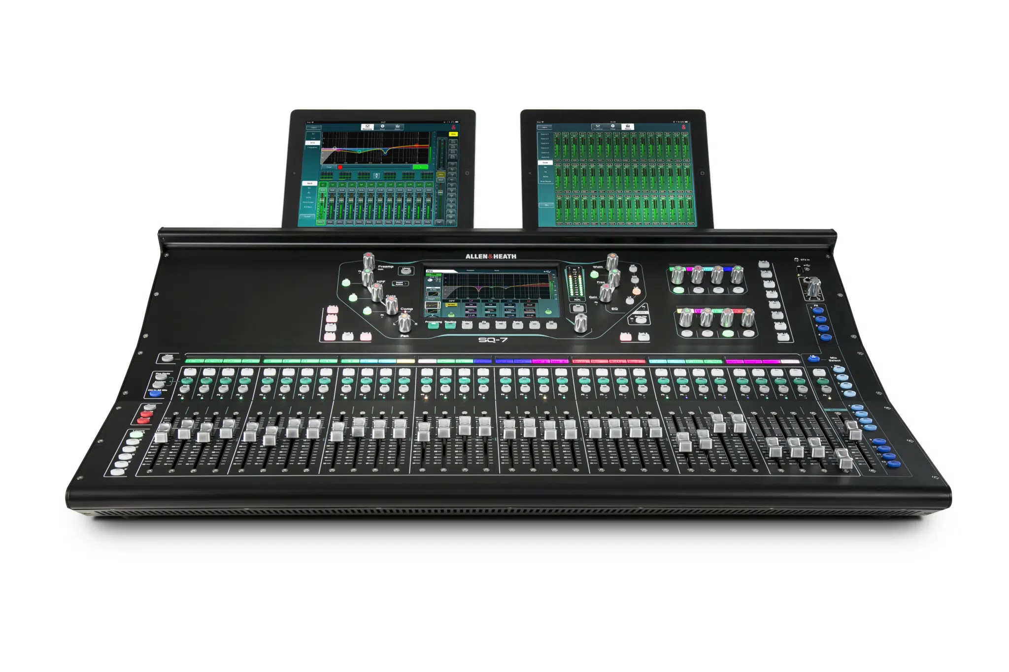 מיקסר דיגיטלי Allen & Heath SQ-7 – 48 ערוצים, 33 פיידרים ו-96kHz 2 Allen & Heath SQ-7 במבט חזיתי עם שני טאבלטים המציגים את אפליקציית השליטה