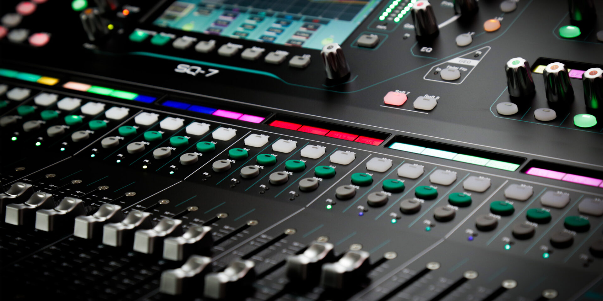 מיקסר דיגיטלי Allen & Heath SQ-7 – 48 ערוצים, 33 פיידרים ו-96kHz 4 תקריב רשמי של משטח השליטה והפיידרים במיקסר Allen & Heath SQ-7