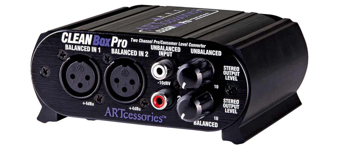 ממיר רמה דו-כיווני ART CleanBox Pro – XLR / RCA 4 ART CleanBox Pro במבט אחורי בזווית עם חיבורי היציאה
