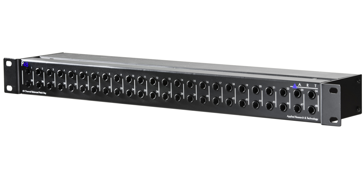 פאנל חיבורים מאוזן ART P48 – 48 נקודות TRS 3 ART P48 במבט בזווית עם מארז פלדה ואוזני Rack