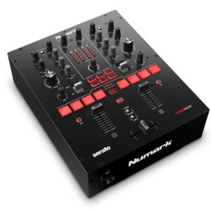 מיקסר DJ Numark Scratch במבט אלכסוני המדגים את מבנה המתכת ופריסת הפקדים