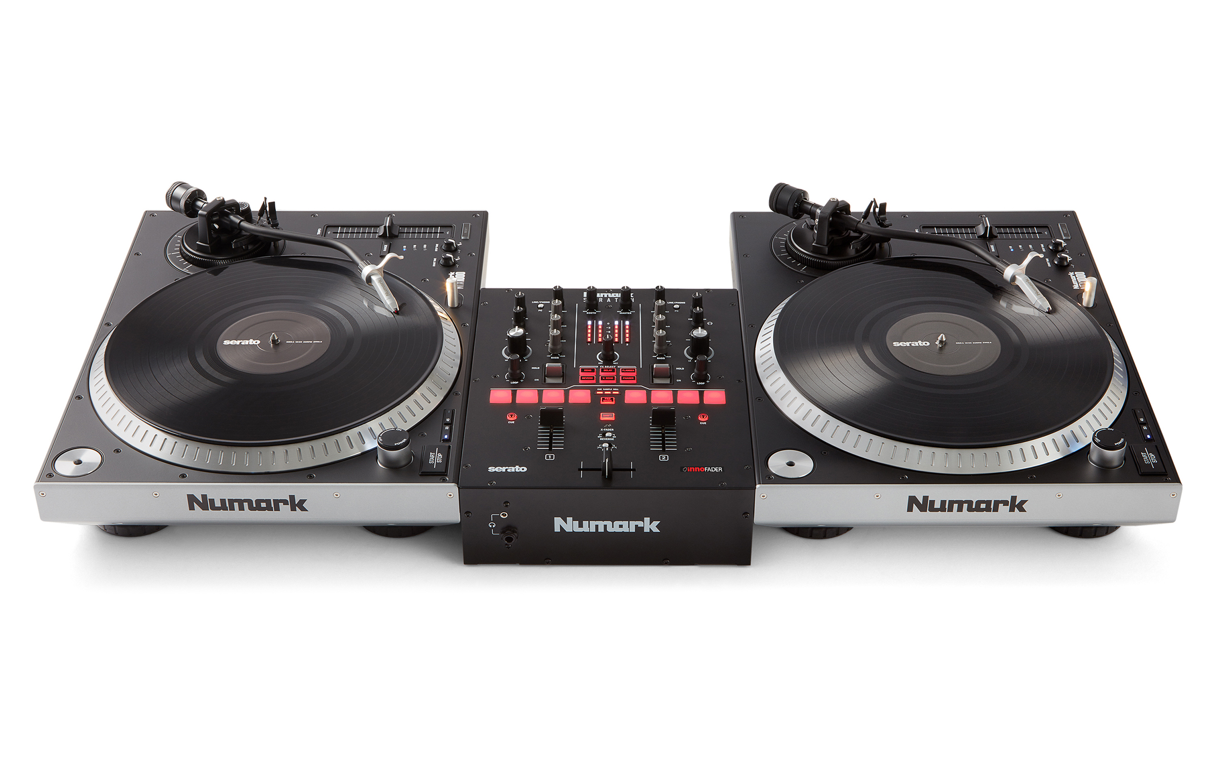 מיקסר DJ Numark Scratch ל-Serato DJ Pro – 2 ערוצים, DVS ו-Innofader 5 Numark Scratch במרכז מערכת DJ עם שני פטיפונים להמחשה בלבד; הפטיפונים והתקליטים אינם כלולים