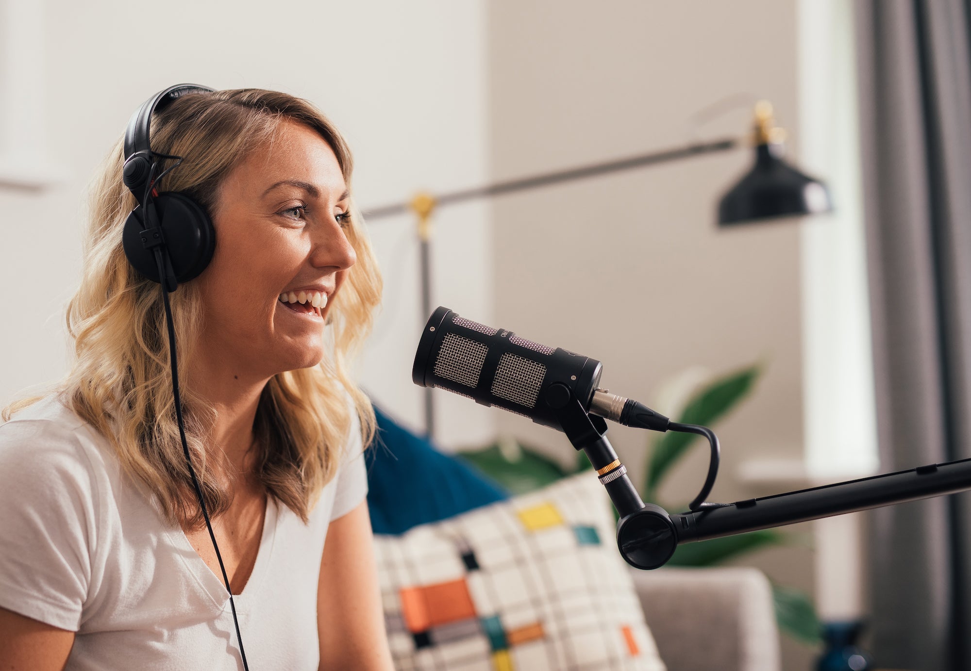 מיקרופון דינמי לפודקאסט וסטרימינג Sontronics Podcast Pro כחול – סופרקרדיואיד עם פילטר פופ מובנה 3 מיקרופון פודקאסט Sontronics Podcast Pro כחול – תמונה 3