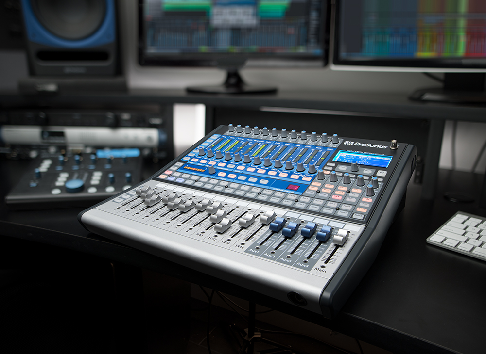 מיקסר דיגיטלי PreSonus StudioLive 16.0.2 USB – 16 כניסות וממשק 18×16 4 מיקסר PreSonus StudioLive 16.0.2 USB בעמדת הקלטה באולפן