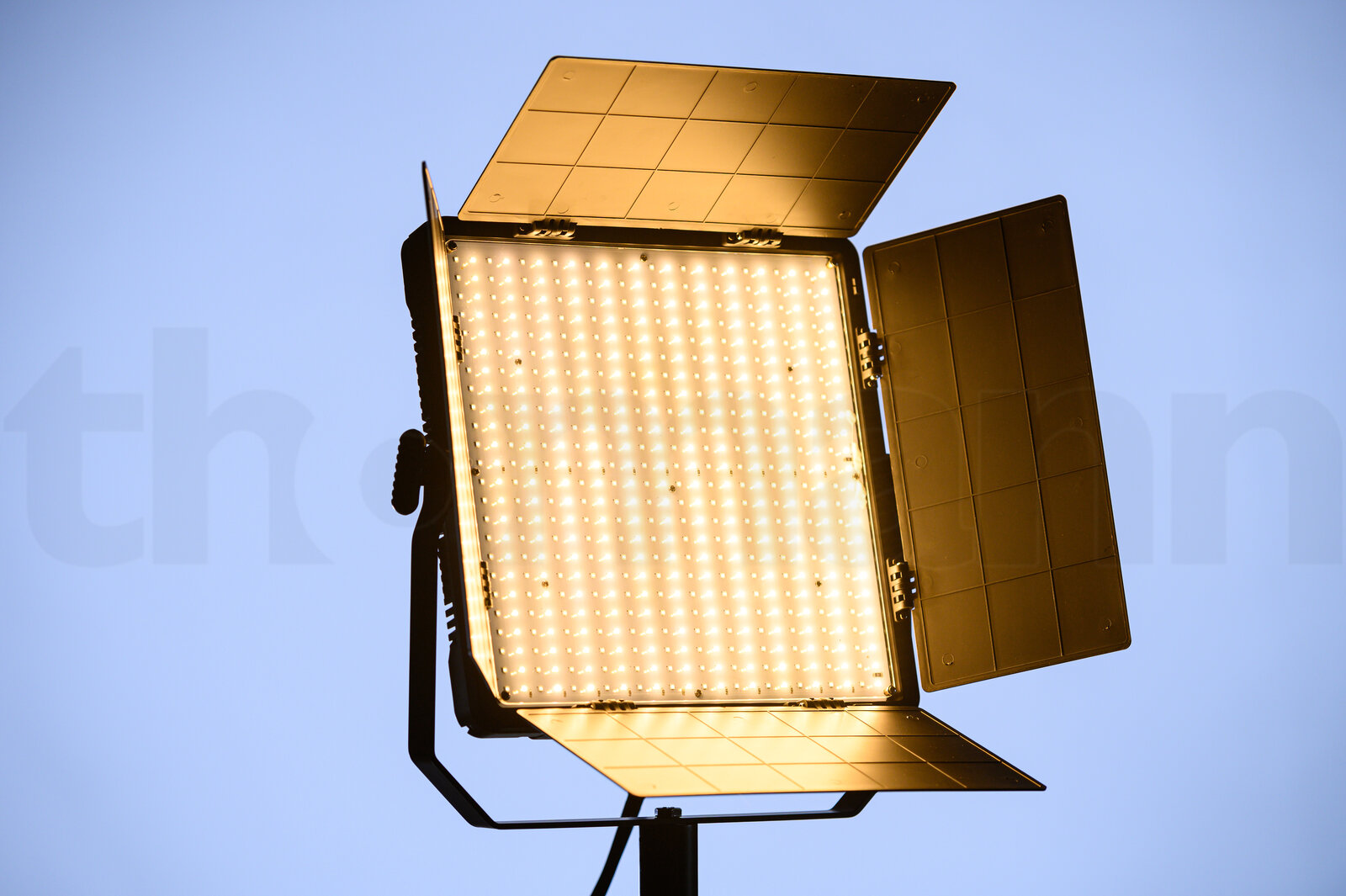 זרקור תיאטרון ובמה Varytec VP-1 DMX Video BiLight Bundle 3 זרקור תיאטרון ובמה Varytec VP-1 DMX Video BiLight Bundle — תמונה 3