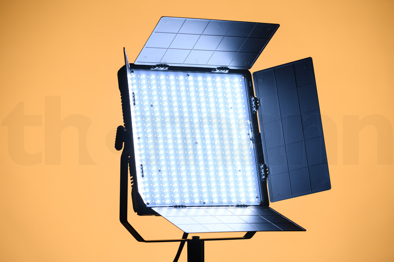 זרקור תיאטרון ובמה Varytec VP-1 DMX Video BiLight Bundle 4 זרקור תיאטרון ובמה Varytec VP-1 DMX Video BiLight Bundle — תמונה 4