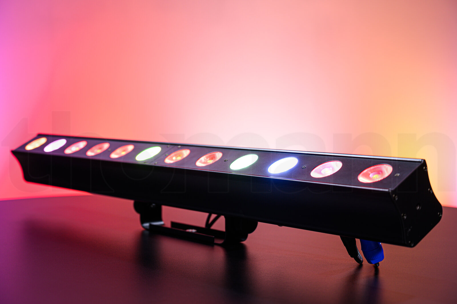 פנס PAR LED Varytec Giga Bar 5 LED RGBW 12x15W 6 פנס PAR LED Varytec Giga Bar 5 LED RGBW 12x15W — תמונה 6