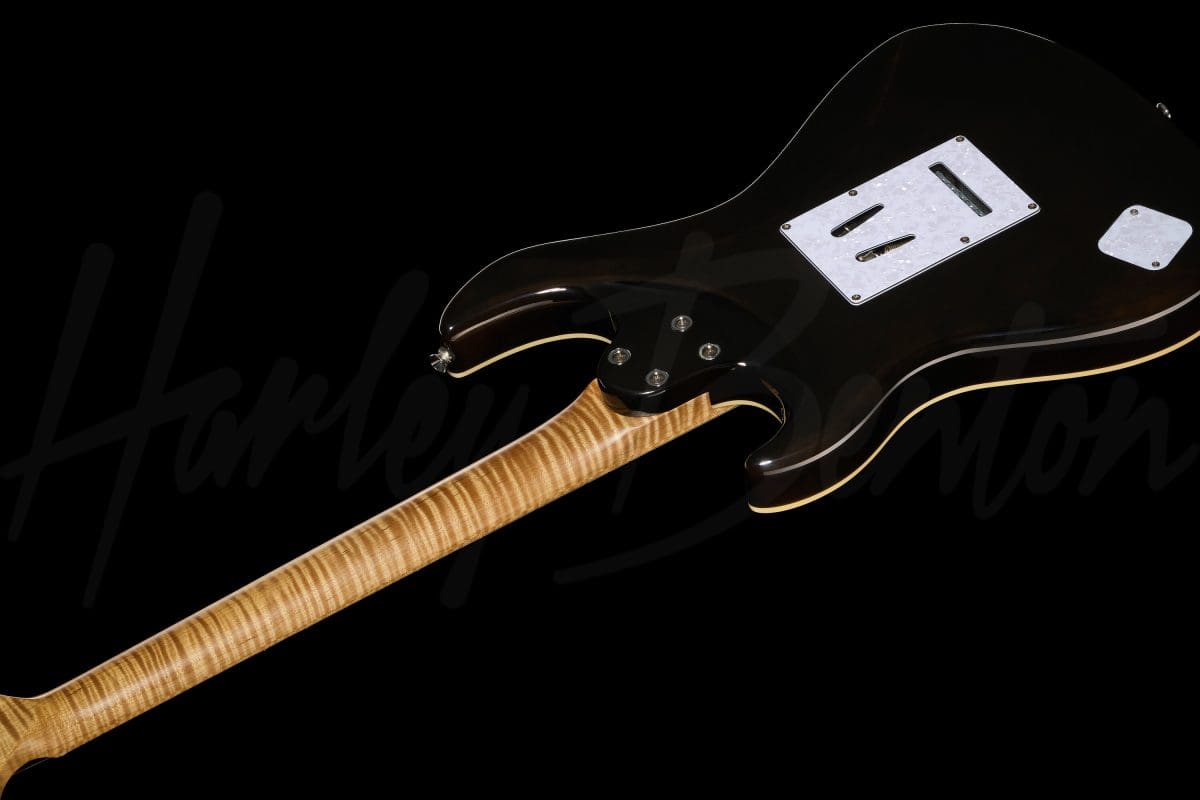גיטרה חשמלית Harley Benton ST-Modern Plus MN HSS FBB 8 גיטרה Harley Benton ST-Modern Plus MN HSS FBB, חיבור הצוואר לגוף מזווית אחורית