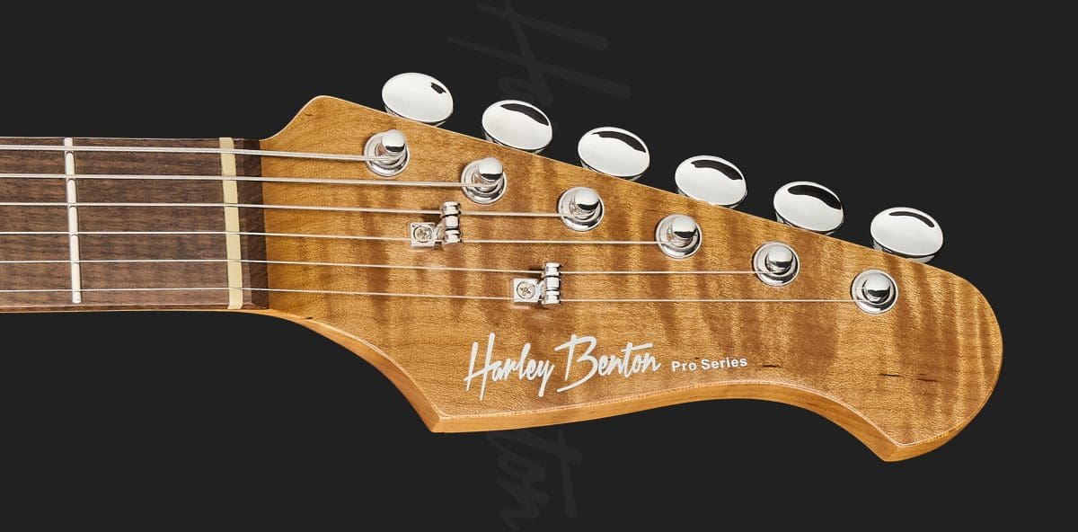 גיטרה חשמלית Harley Benton ST-Modern Plus HSS LPB – כחול Lake Placid Blue מבריק 6 גיטרה חשמלית Harley Benton ST-Modern Plus HSS LPB בגימור כחול Lake Placid Blue – חזית ראש הגיטרה